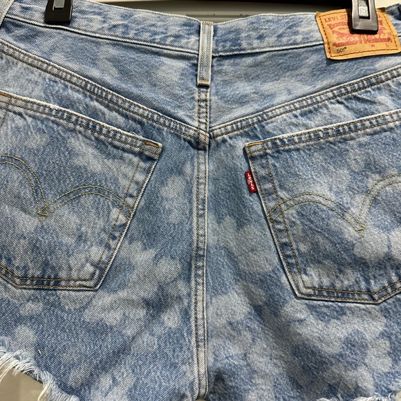 Levi's Women's 501 Light Blue Tie-Dye Jean Shorts - Size 29 - Picture 4 of 13